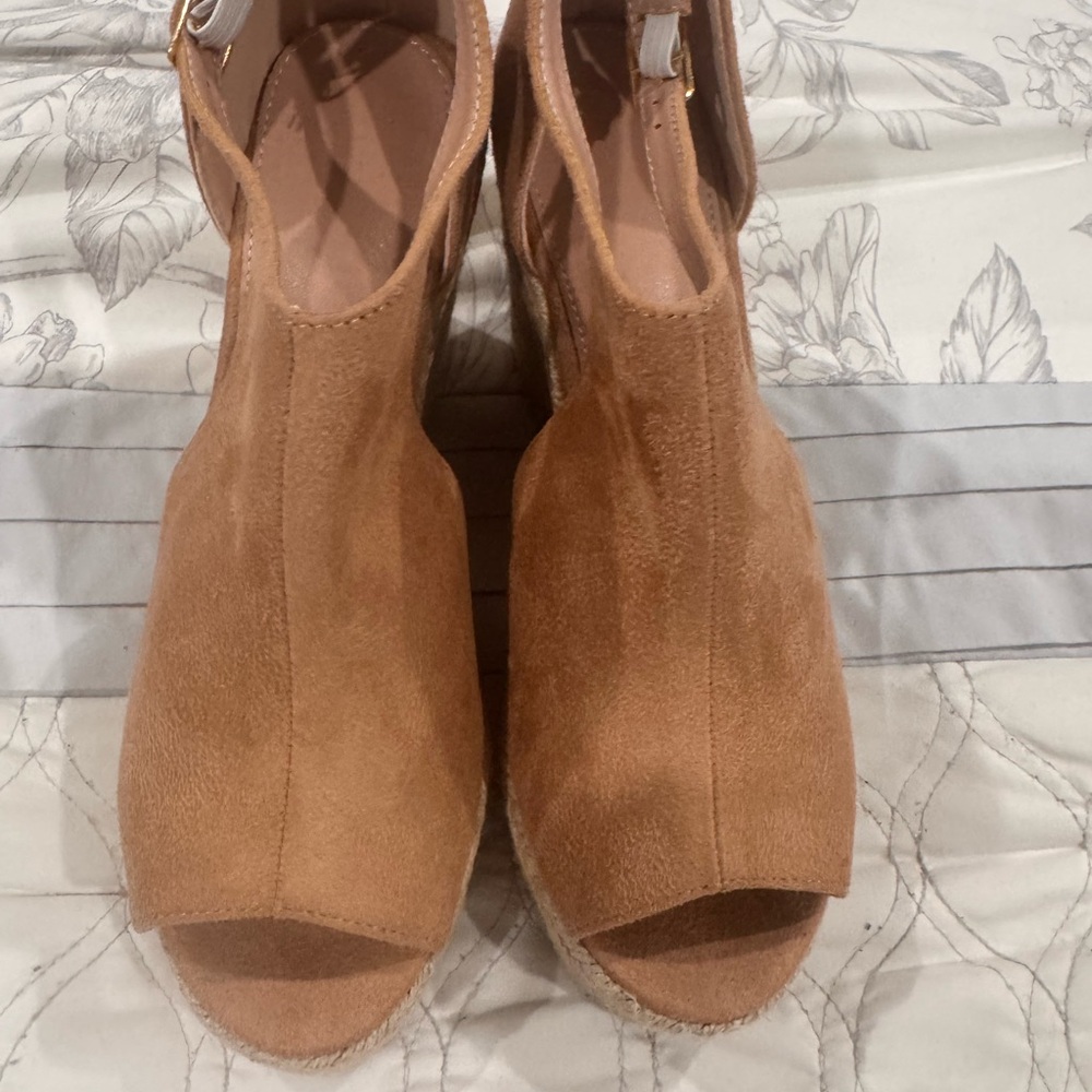 Elegant Tan Women's Peep-Toe Shoes